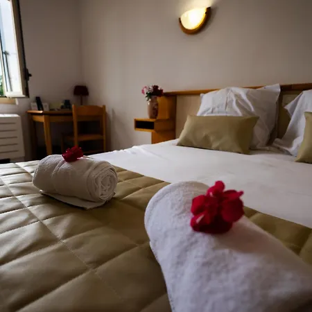 Logis Des Cretes De Pignols Hotel